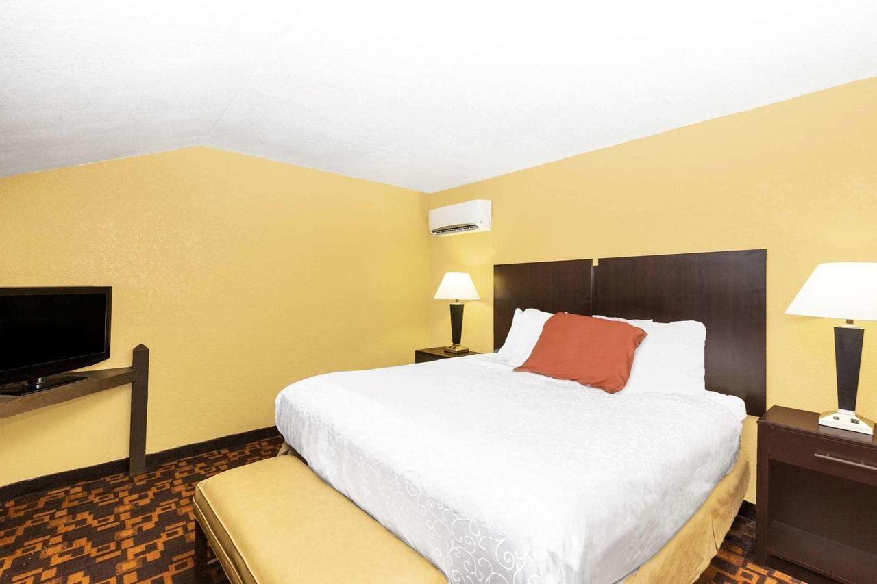 Days Inn and Suites by Wyndham Coralville Iowa City - photo 9