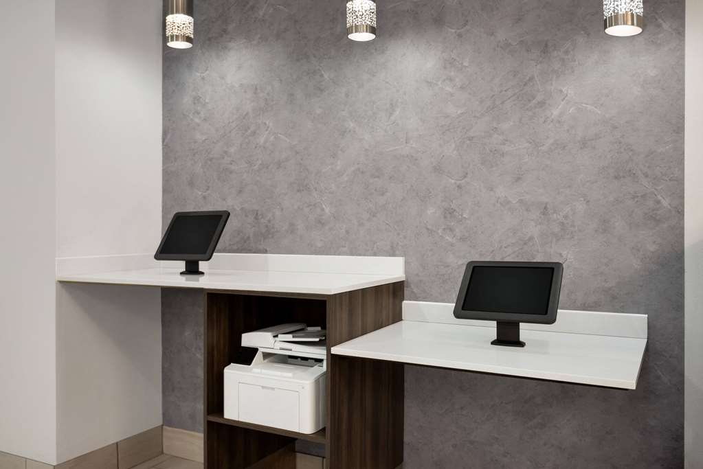 La Quinta Inn & Suites by Wyndham Gonzales LA - photo 52