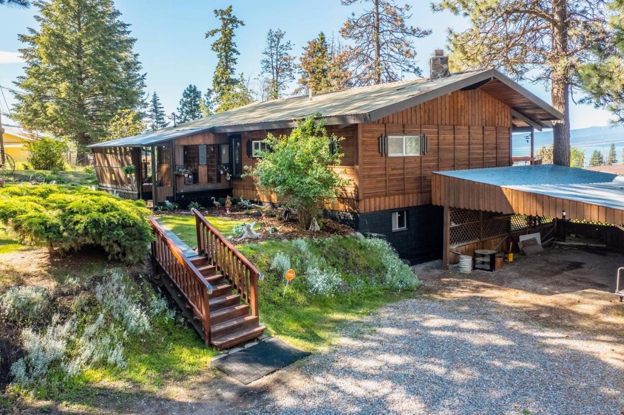 Hilltop Hideaway - carbon neutral hotel in Bigfork