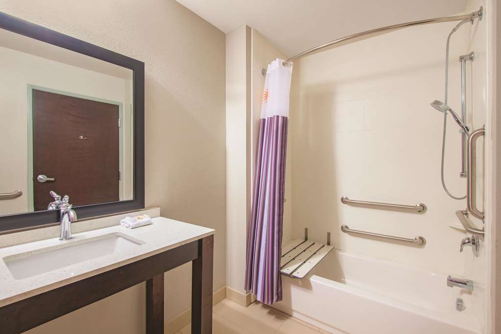 La Quinta Inn & Suites by Wyndham York - photo 11