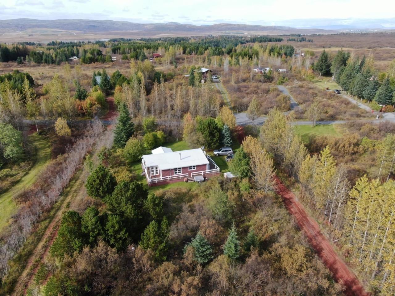 Red Riding Hood Cabin On the Golden Circle Next to Kerið — 4-Star Luxury Hotel in Selfoss, Iceland