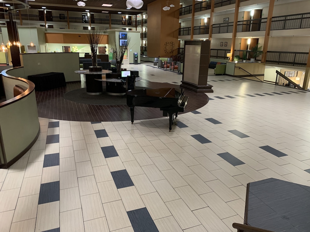 Clarion Hotel & Suites Conference Center Memphis Airport - photo 16