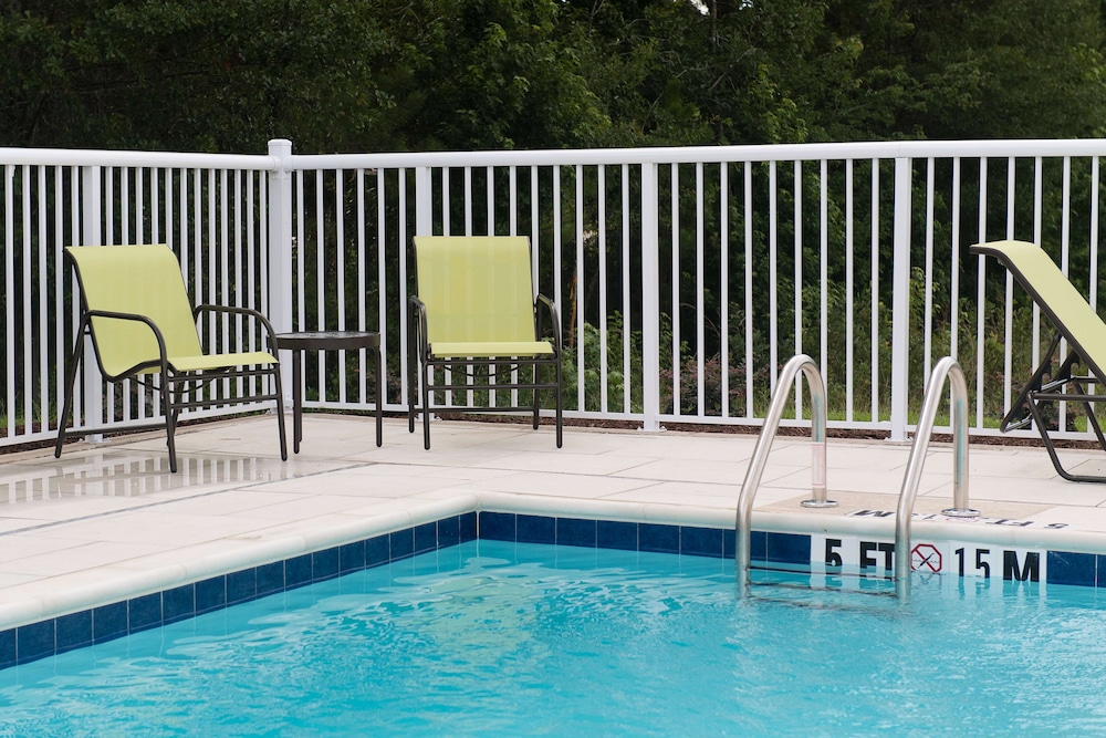 Hampton Inn & Suites Fayetteville - photo 33