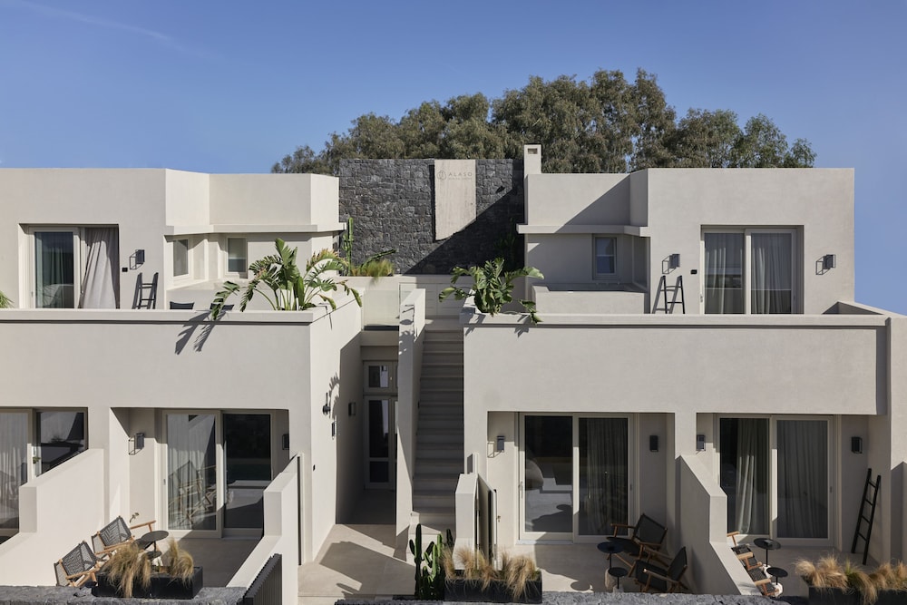 Alaso Design Suites — 4-Star Luxury Hotel in Fira, Greece