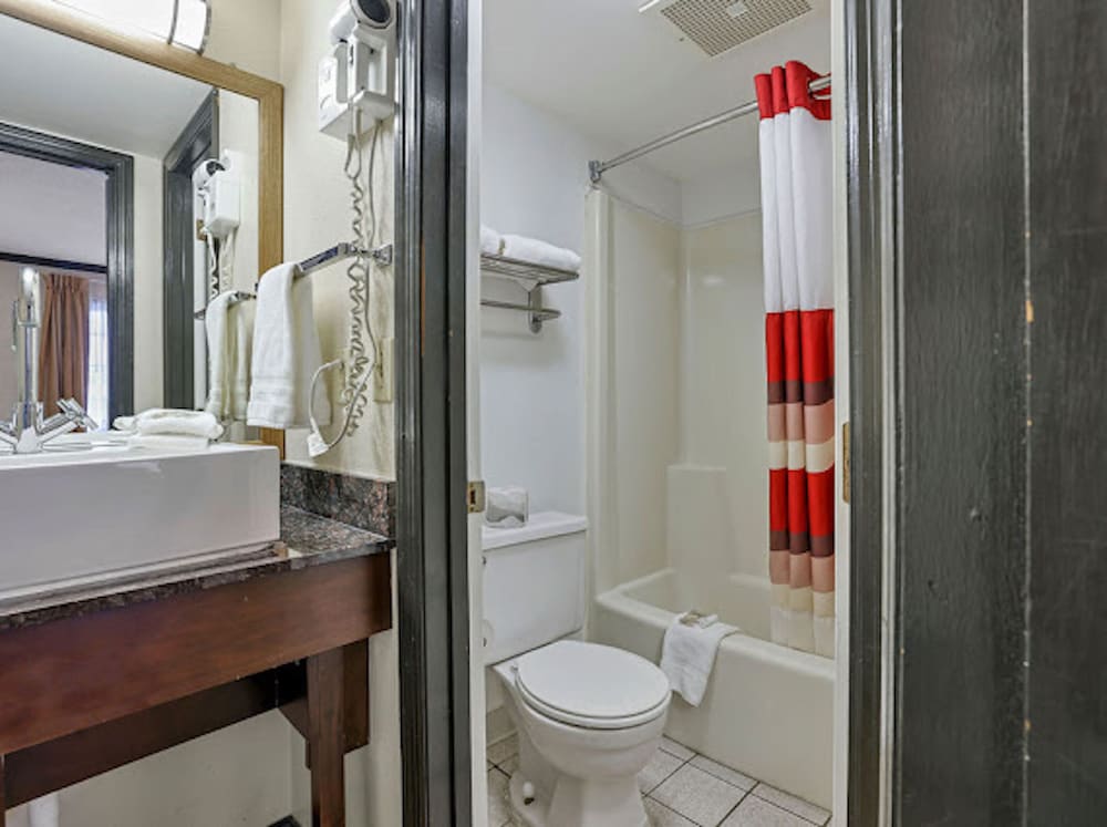 Red Roof Inn Uhrichsville - photo 20