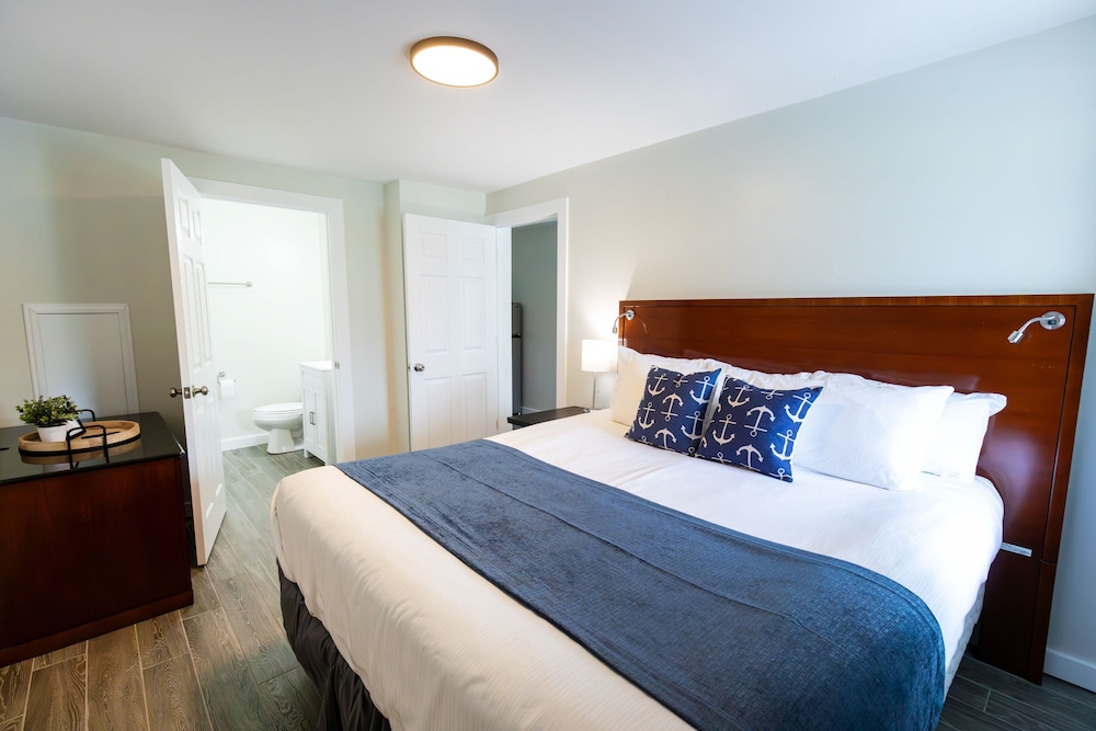 Anchor Bay Inn and Suites - photo 14
