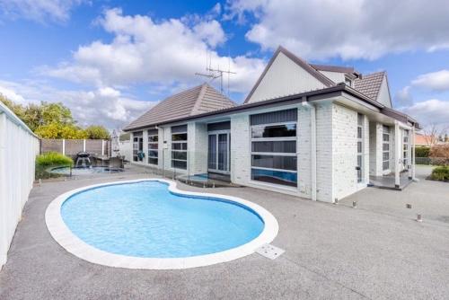 Summer Holiday 4 bedrooms house in Hamilton with pool and spa — 4-Star Luxury Hotel in Hamilton, New Zealand