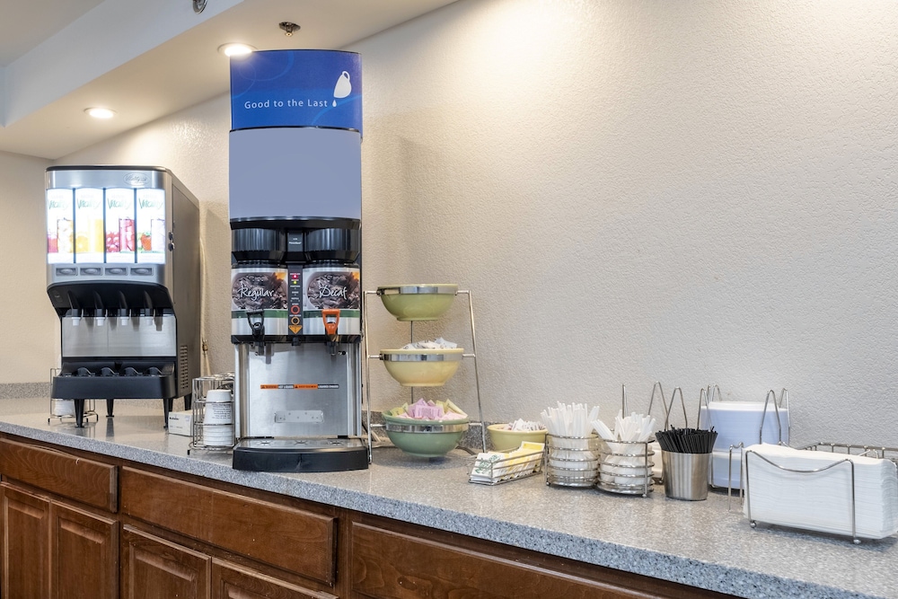 HomeTown Inn by Red Roof East Syracuse - photo 2