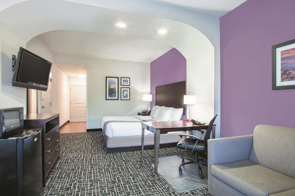 La Quinta Inn & Suites by Wyndham Fort Walton Beach - photo 14