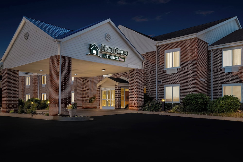 HomeTowne Studios by Red Roof East Lansing Okemos - photo 32