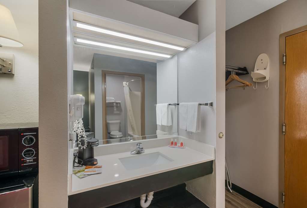 Econo Lodge Inn & Suites Diamondhead - photo 17