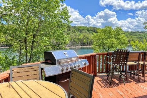 Lakefront Hideaway in Eureka Springs, United States