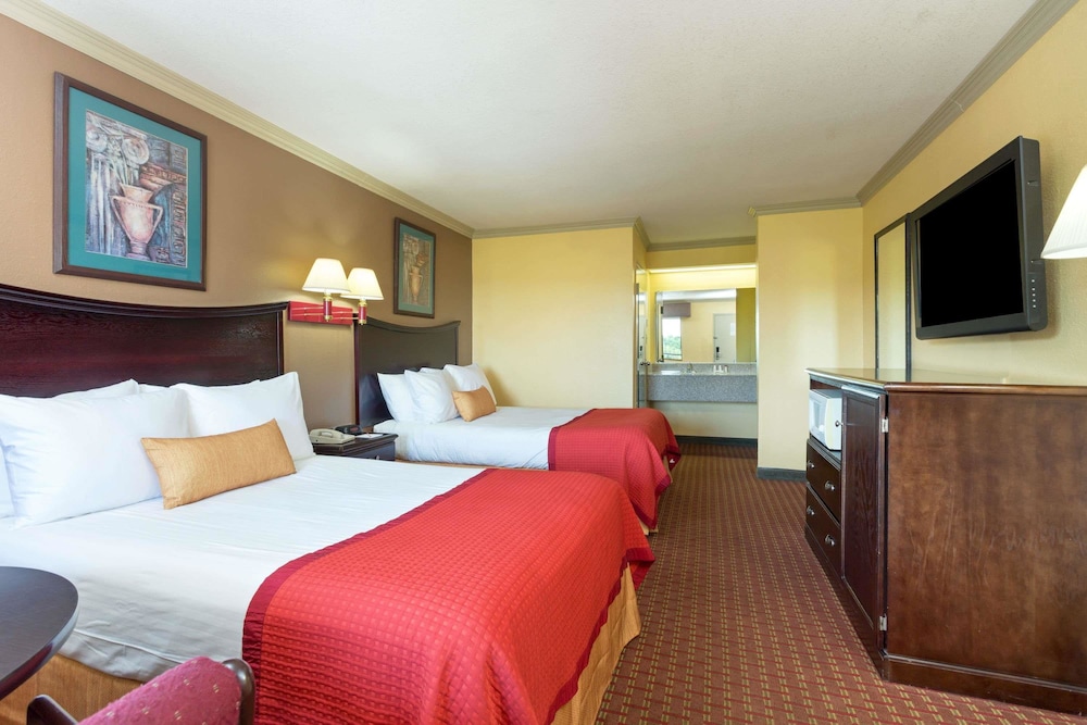 Baymont Inn & Suites Horn Lake Southaven - photo 3