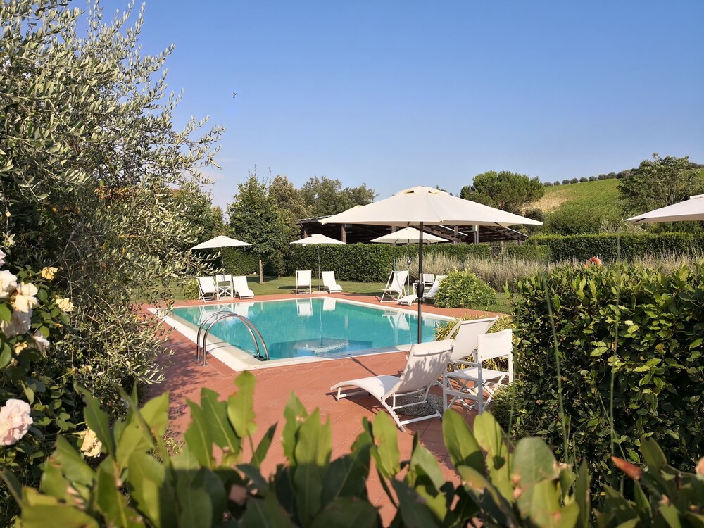 Agriturismo Borgo Piccaratico — 4-Star Luxury Hotel in Vinci, Italy