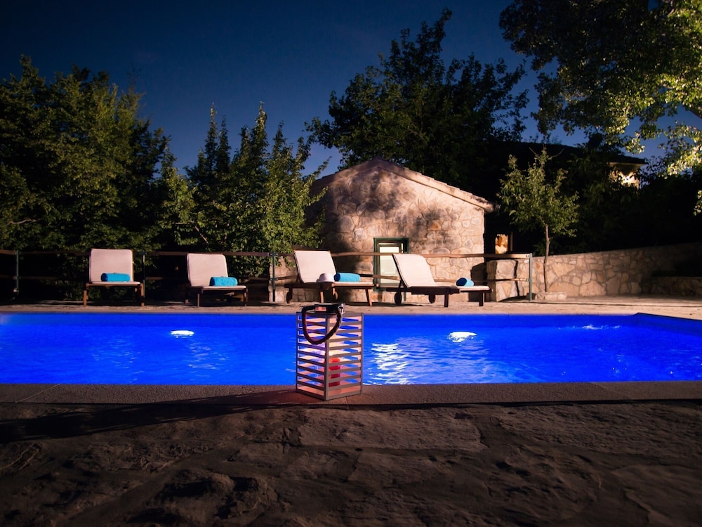 Villa Ognjištar Private Pool Quiet Location Makarska Riviera Hinterland — 4-Star Luxury Hotel in Zmijavci, Croatia