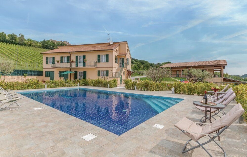 Le Vigne di Clementina Fabi — 4-Star Luxury Hotel in Montedinove, Italy