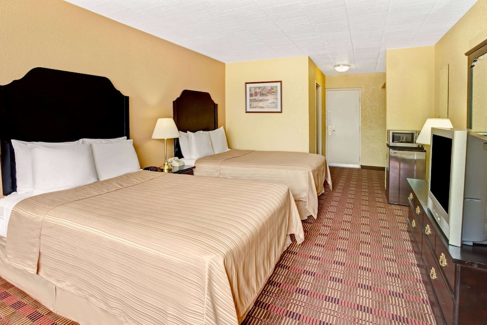 Howard Johnson by Wyndham Pikesville - photo 8