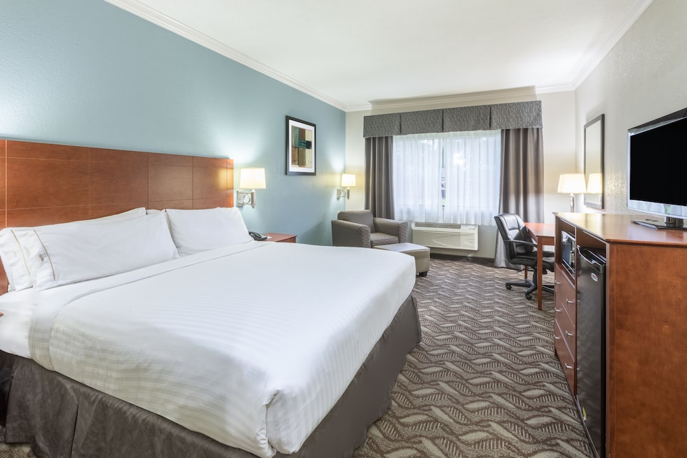 Holiday Inn Express Hotel & Suites Lake Charles by IHG - photo 2
