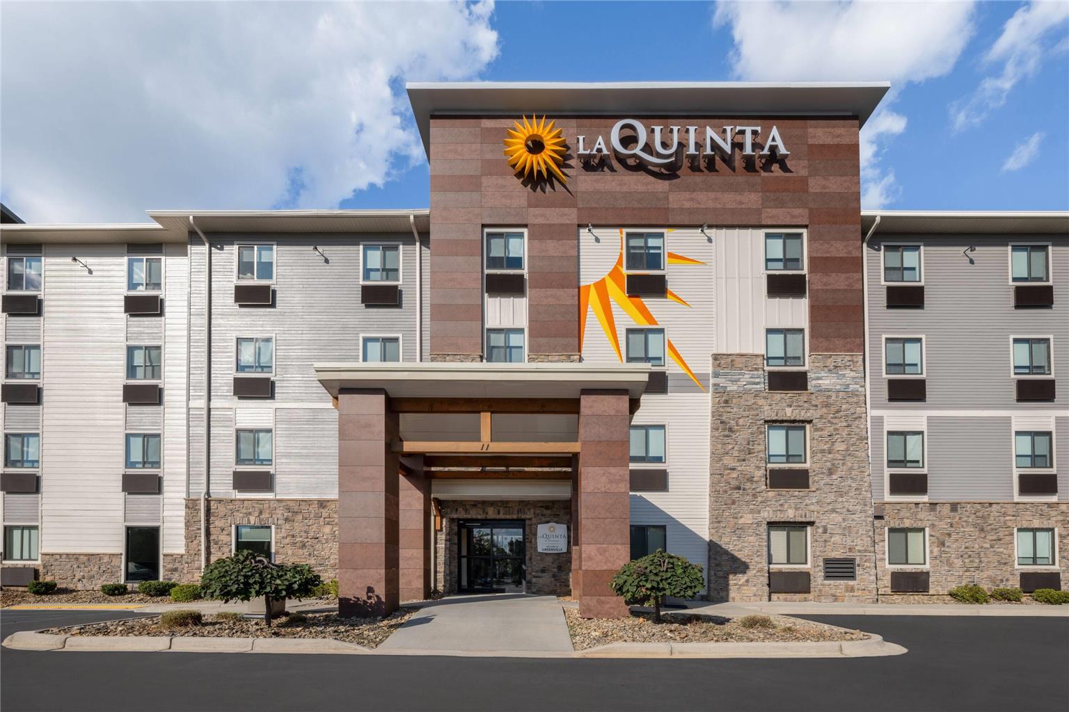 La Quinta Inn & Suites by Wyndham Greenville Woodruff Rd. - photo 3