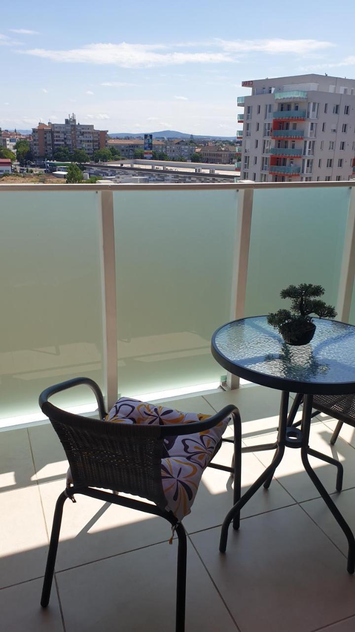 Stylish Stay Premium Free Parking & Central Location in Oradea, Romania