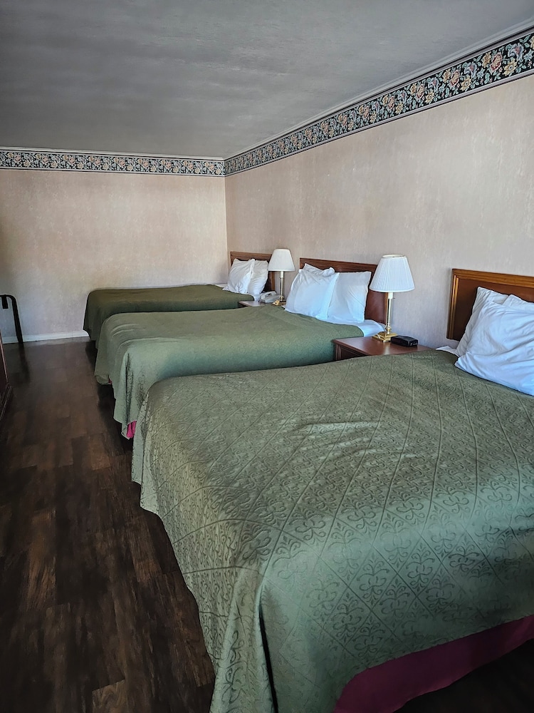Travelodge by Wyndham Mackinaw City - photo 23