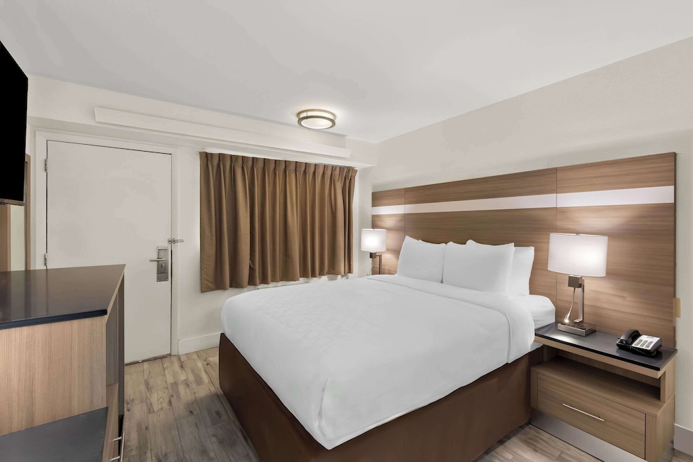 Clarion Pointe Kennesaw Town Center - photo 6