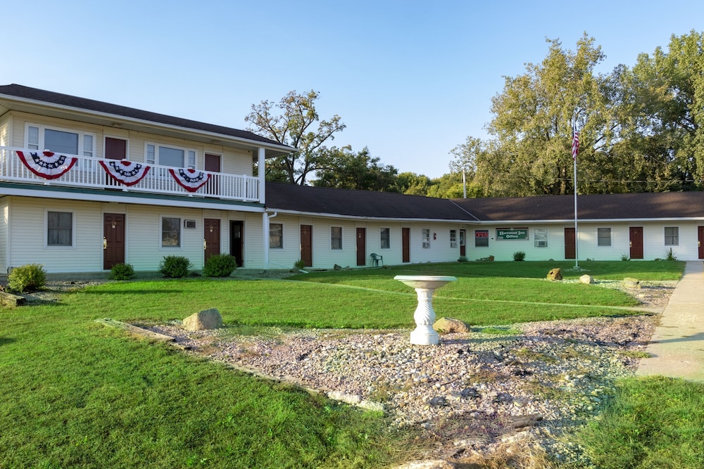 Hartwood Inn — hotel in Charles City