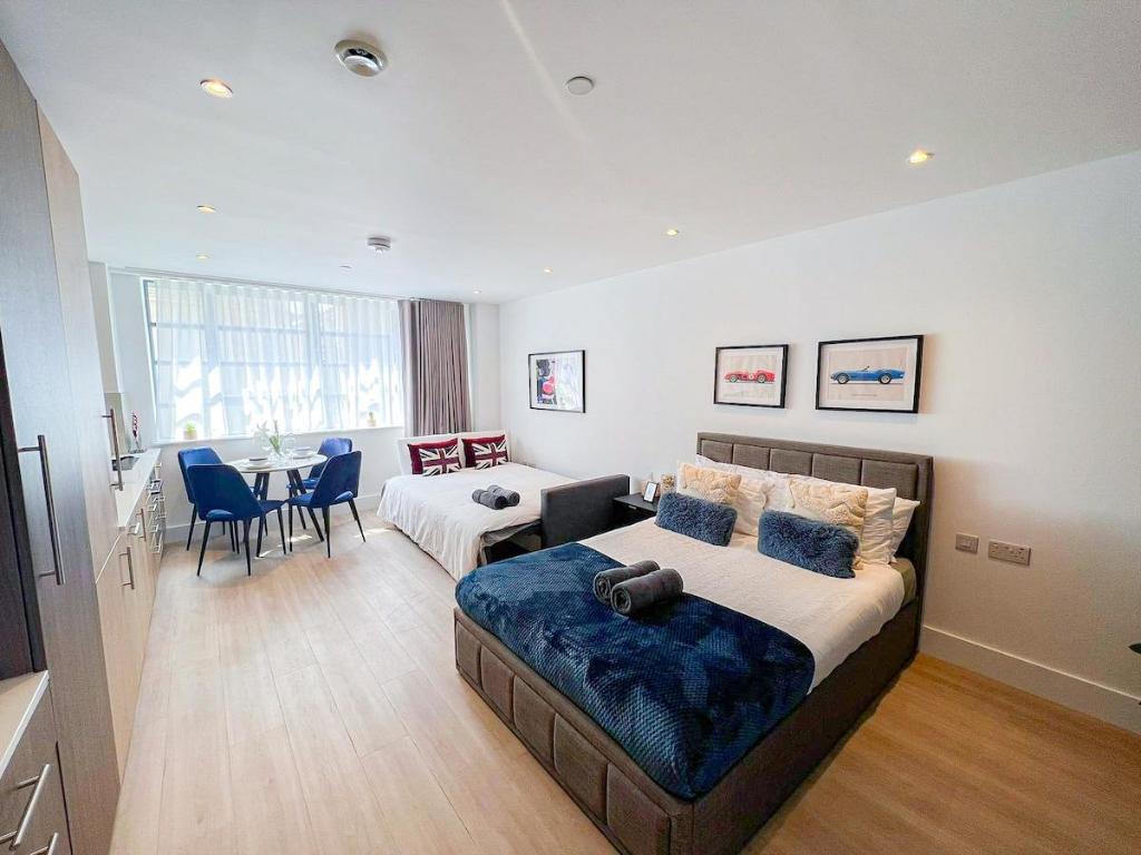 3 Bedroom with Balcony and Studio Apartments in St Johns Wood near Marylebone & Regents Park by NourNest Apartments — 4-Star Luxury Hotel in London, United Kingdom