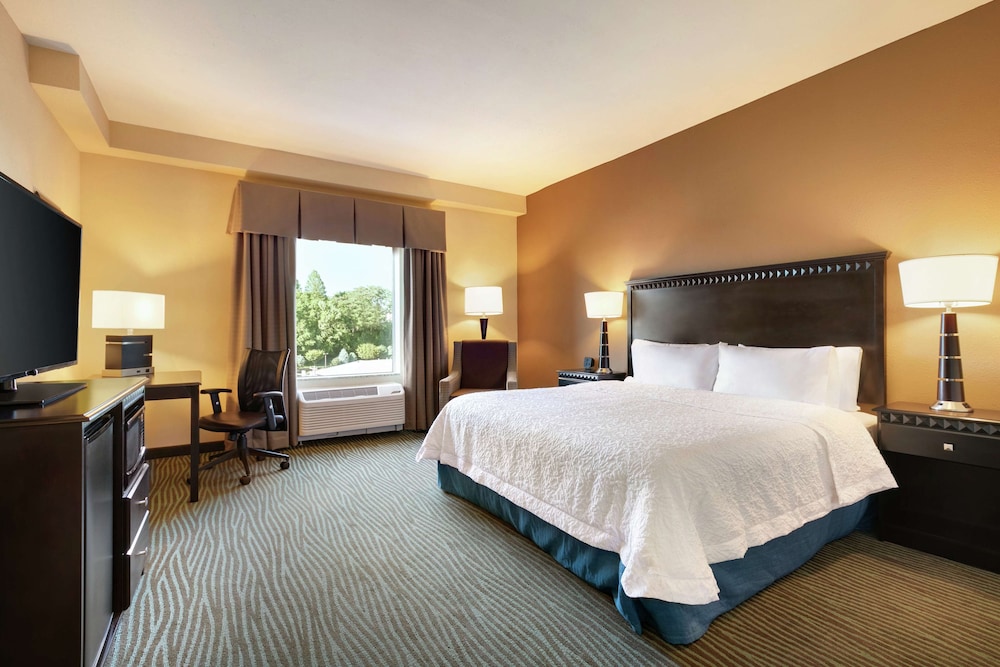 Hampton Inn & Suites Parkersburg Downtown - photo 18