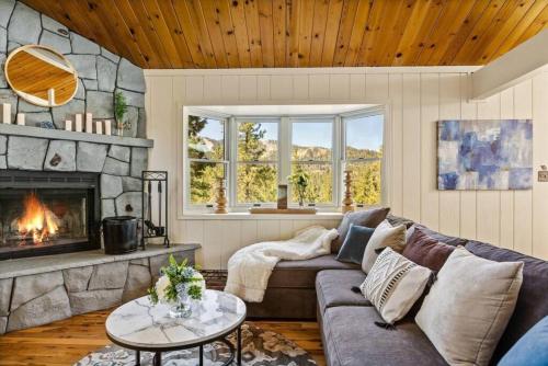 Moonlight Ridge Cabin — 4-Star Luxury Hotel in Big Bear Lake, United States