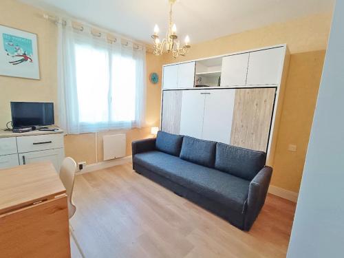 Les Myrtilles Studio Wifi Cave 2 Personnes in Bagneres-De-Luchon, France