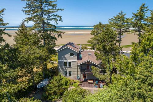 Siletz Bay Beach House — 4-Star Luxury Hotel in Lincoln, United States