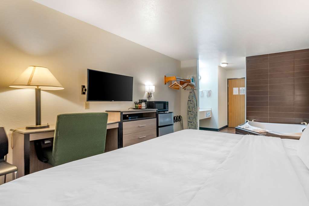 Econo Lodge Pueblo North - photo 20