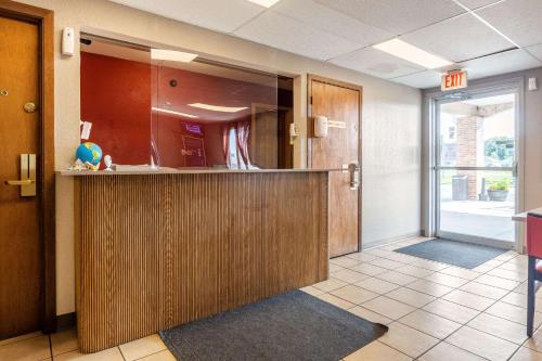 Econo Lodge Inn & Suites Escanaba North - photo 32