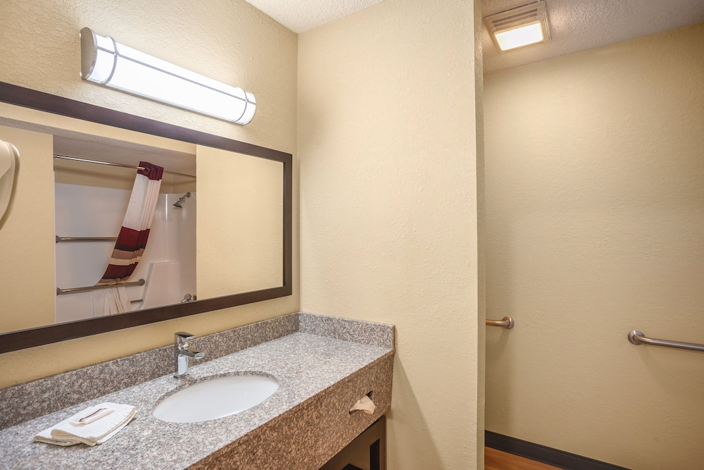 Red Roof Inn Des Moines - photo 19