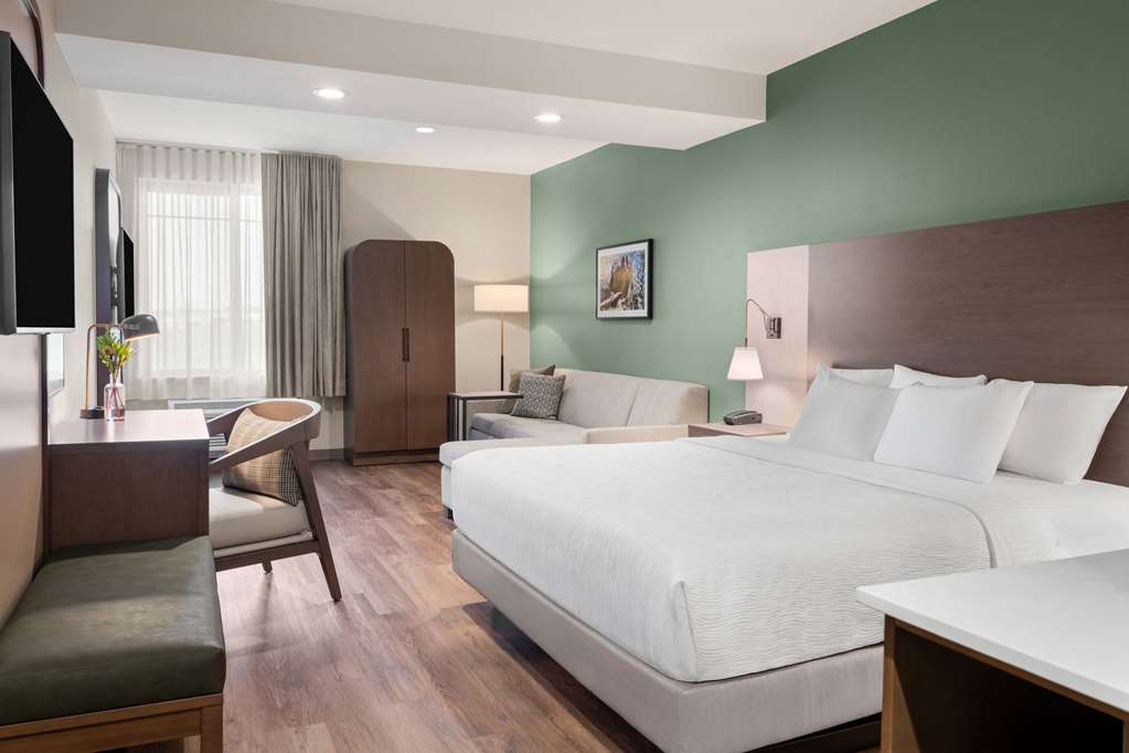 La Quinta Inn and Suites by Wyndham Lincoln - photo 35