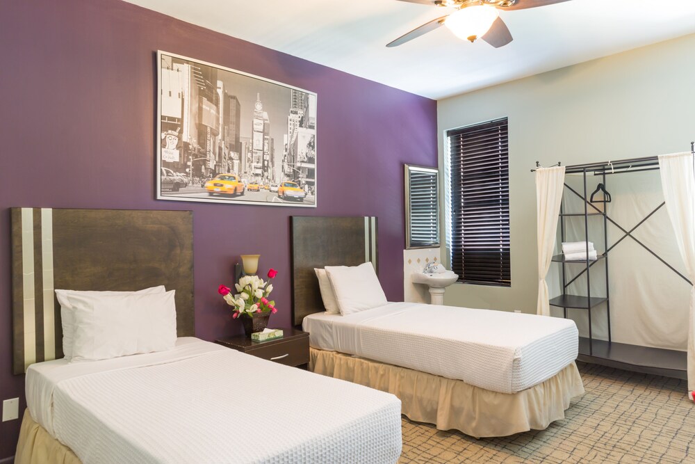 The Broadway Hotel and Hostel - photo 17
