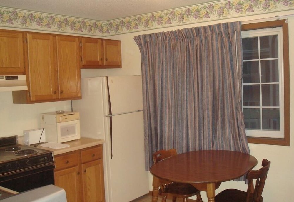 Townhouse Inn & Suites - photo 13