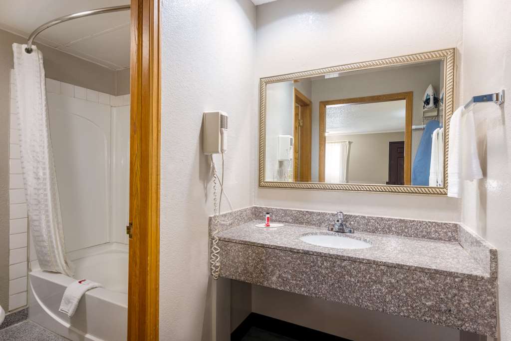 Super 8 by Wyndham Kansas City Airport North - photo 23