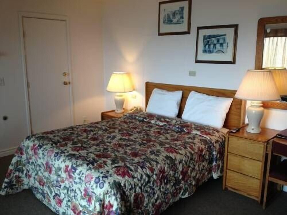 Cozy Cove Beachfront Resort Inn - photo 8