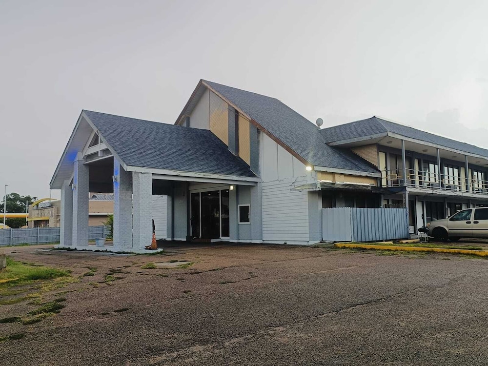 Grumpys Motor Inn Flatonia - photo 35