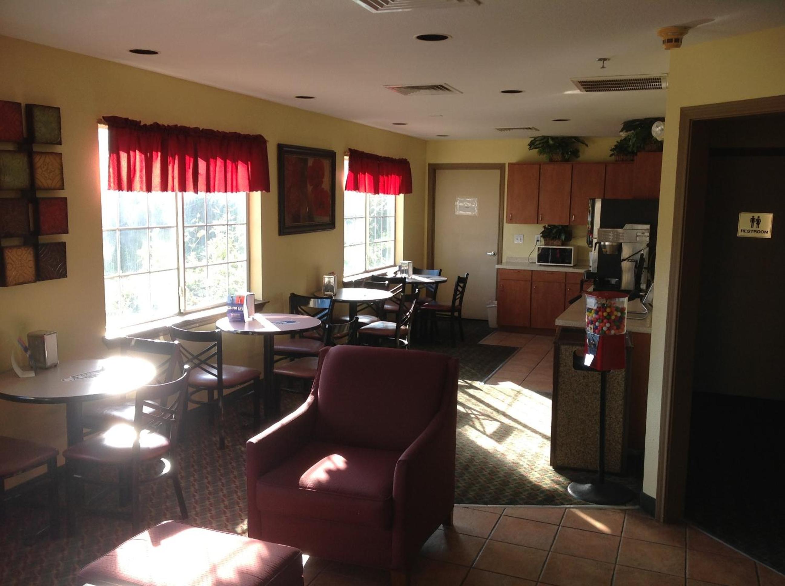 Howard Johnson by Wyndham Grand Prairie Near Lone Star Park - photo 28
