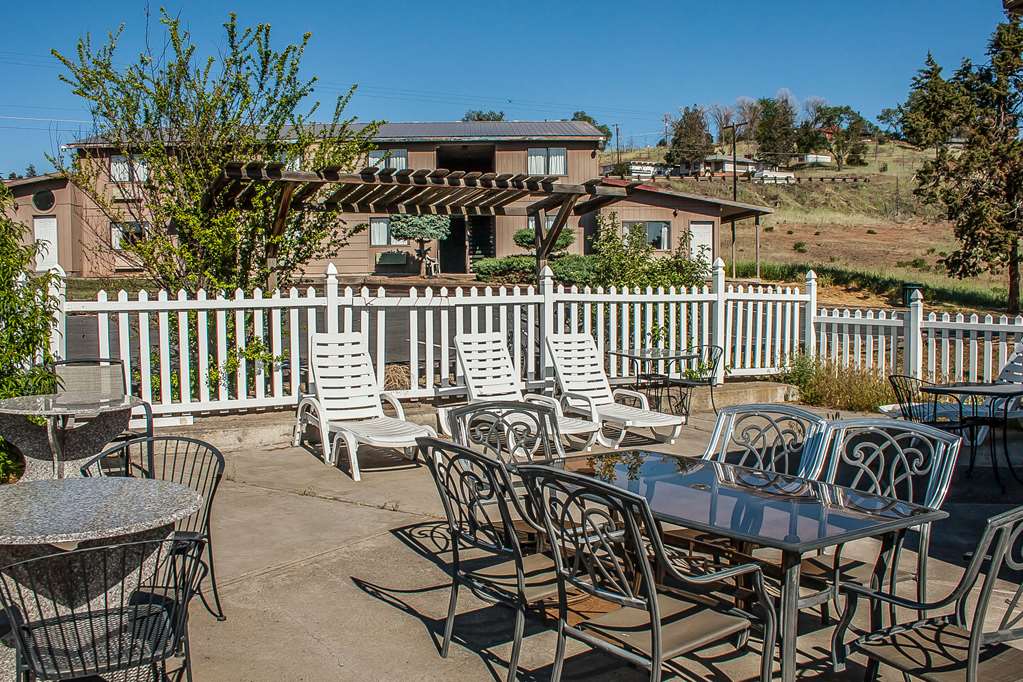 Econo Lodge Inn & Suites Madras - photo 40