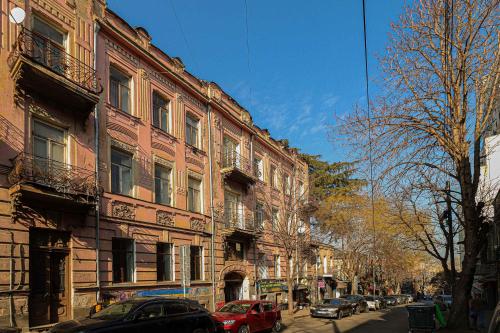 Charming 2BR Near Rooms Hotel By Wehost