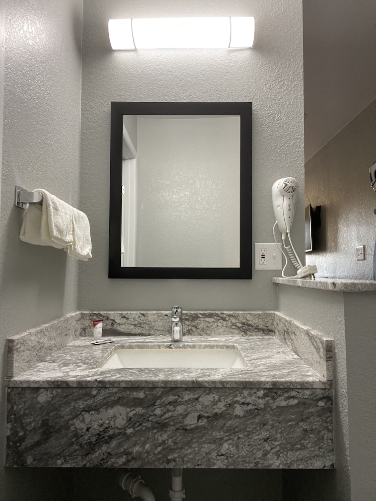 Copper Manor Motel - photo 28