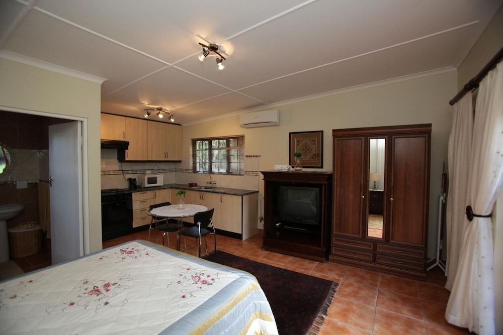 Rose Petals Guest House — 4-Star Luxury Hotel in East London, South Africa