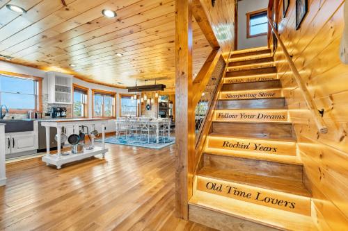 A Song Writers Paradise Hot Tub Once Owned By Dolly Parton in Sevierville, United States