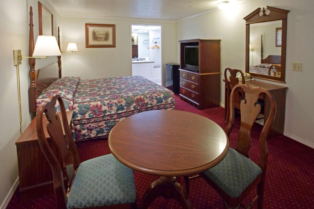 Americas Best Value Inn Lansing - photo 12