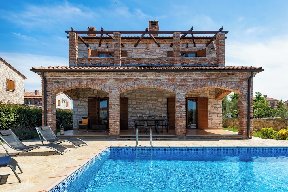 Rustic Villa Lara with pool — 4-Star Luxury Hotel in Svetvincenat, Croatia