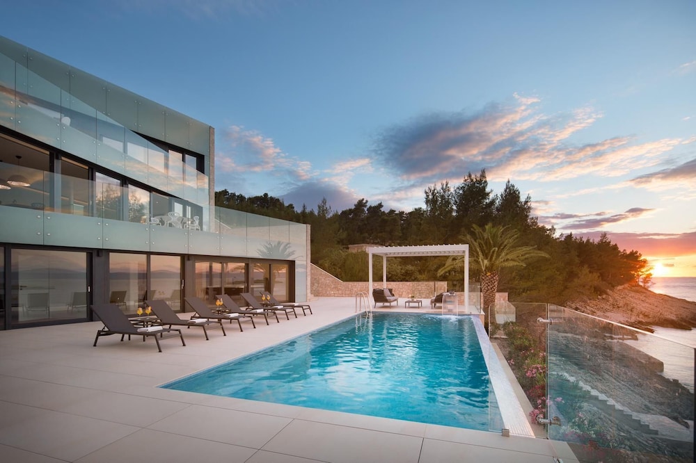 Luxury Villa Palma de Korkyra with Pool — 4-Star Luxury Hotel in Blato, Croatia